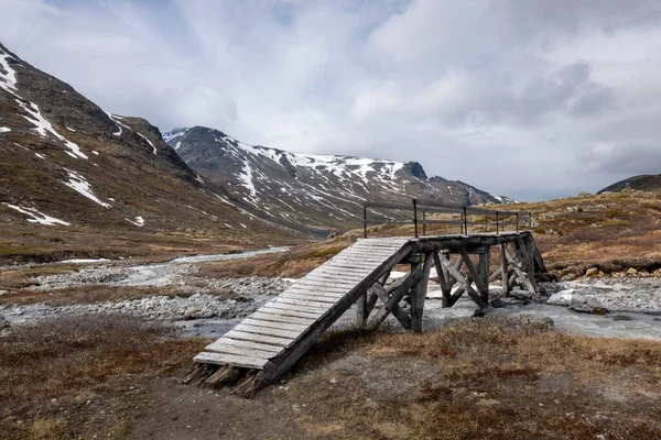 Piękne Ujęcie Mostu Nad Potokiem Visladen Valley Piterstulen Jotunheimen Norwegia — Zdjęcie stockowe