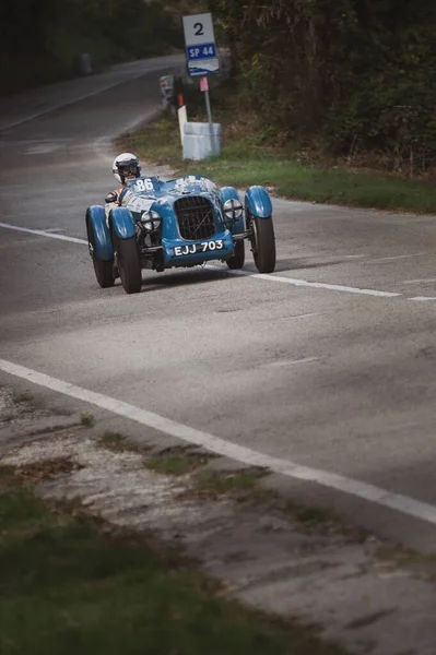 Синій Автомобіль Встановлений Під Час Висотної Швидкості Гонки Італійського Чемпіонату — стокове фото