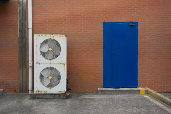 Condicionado Uma Porta Azul Parede Pedra Vermelha — Fotografia de Stock