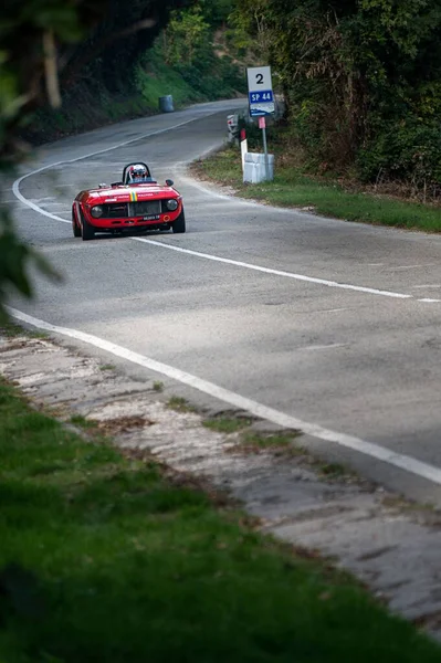 Червоний Автомобіль Встановлений Під Час Високошвидкісної Гонки Чемпіонату Італії Пезаро — стокове фото