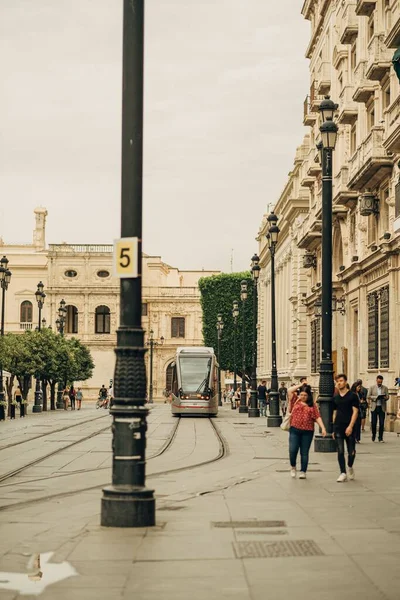 Plano Vertical Personas Caminando Una Calle Junto Tranvía Sevilla España —  Fotos de Stock