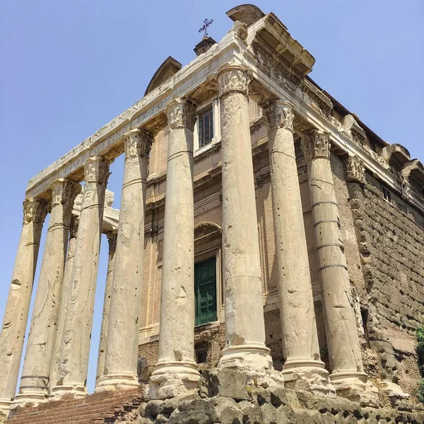 Templo Antonino Faustina Fundo Céu Azul Brilhante Roma — Fotografia de Stock