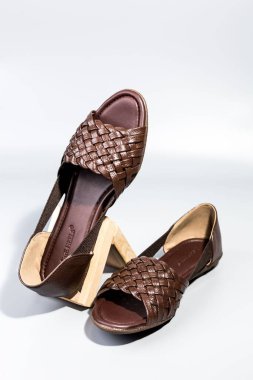 beyaz zemin üzerinde ayakkabı