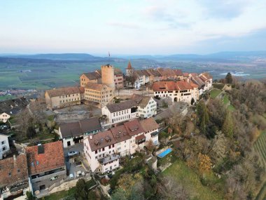 Regensberg Kalesi 'nin güzel bir hava manzarası.