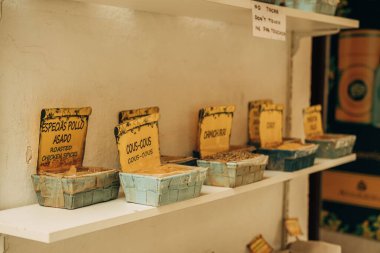 İspanya 'nın Sevilla kentindeki bir sahilde mavi saman sepetlerindeki baharatlar ahşap bir yüzeye serilmişti.