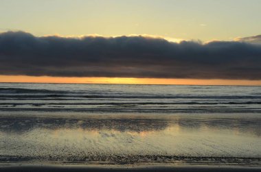 Oregon, ABD 'de bulutlu bir günde Cannon Plajı