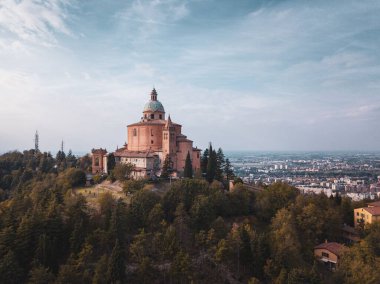 Bologna 'daki San Luca Kilisesi' nin kutsal bakiresinin gökyüzü manzarası.