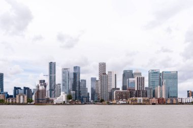 Greenwich Yarımadası 'ndan Thames Nehri' nin karşısındaki Londra Finansal Merkezi 'nin güzel bir manzarası.