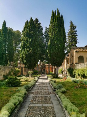 İtalya 'daki Saint Lawrence Charterhouse Manastırı' ndaki rahibin bahçesinin dikey çekimi..