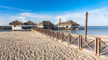 Güneşli bir günde deniz kenarındaki modern binaların alçak açılı görüntüsü