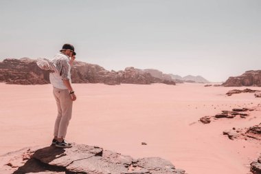 Wadi rom, Ürdün 'deki kayalık tepede duran beyaz bir adam.