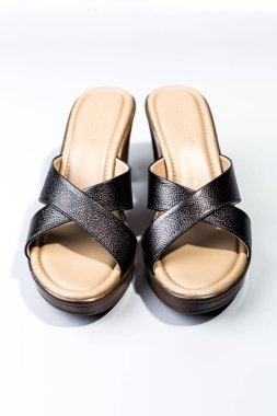 beyaz zemin üzerinde ayakkabı