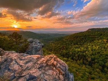 Newton County, Arkansas 'ta gün batımında Hawksbill Crag' ın (Whitaker Point) manzaralı bir çekimi.