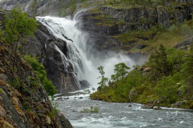 Norveç, Hardangervidda 'daki Husedalen Vadisi' nde kayalık bir şelalenin güzel bir görüntüsü.