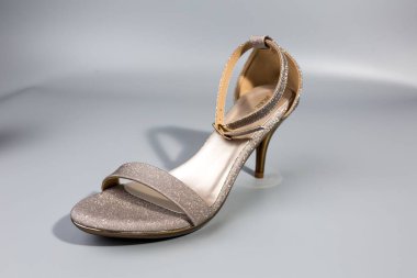 beyaz zemin üzerinde ayakkabı