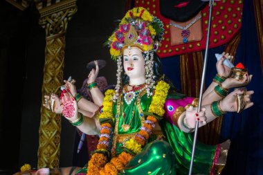 Maa Durga 'nın idolü Mumbai, Hindistan' daki bir Mandal 'da Navratri için ibadet ediliyor.