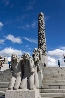 Vigeland parkının modern heykelleri, Oslo, Norveç, dikey, alçak açı