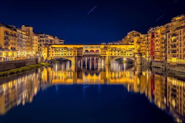 Floransa 'nın gece binalarla çevrili havadan görünüşü