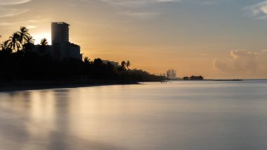 Güneşli bir yaz gününde güzel bir deniz manzarası