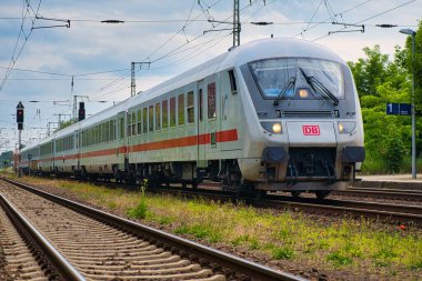 Güneşli bir günde demiryolunda bir DB Fernverkehr