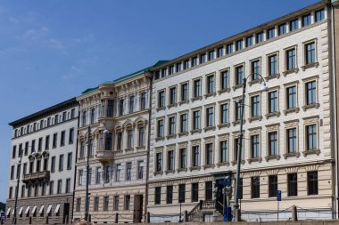 Göteborg, İsveç 'teki Gota Alv nehrinin kıyısındaki tarihi binaların güzel bir görüntüsü.