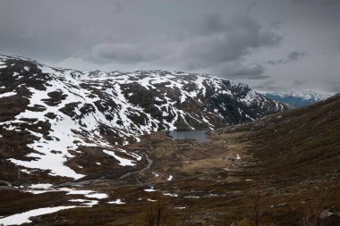 Norveç, Tindeveien 'de güzel bir karlı doğal manzara.