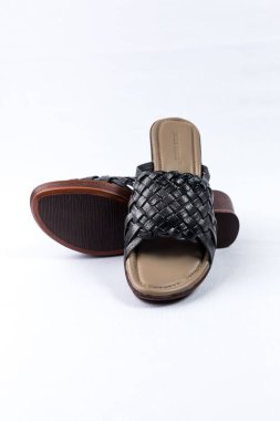 beyaz zemin üzerinde ayakkabı