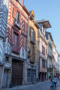 Rennes, Fransa 'da cephede ilginç çizgili binaların dikey hali