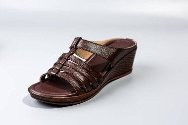 beyaz zemin üzerinde ayakkabı