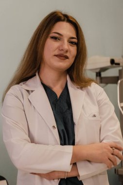 Muayene odasında bir göz doktorunun dikey portresi.