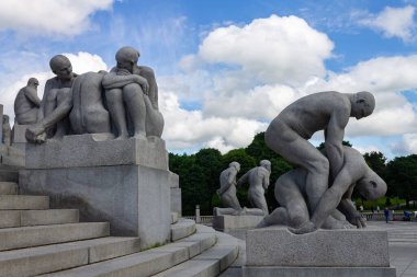 Modern heykeller, Norveç, Oslo 'daki Vigeland parkındaki insan figürleri, maneviyat kavramı.
