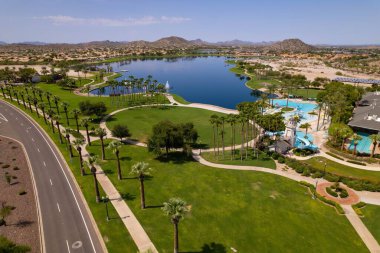 Estrella Dağ Çiftliği ve Kuzey Gölü 'nün Arizona' daki Starpoint Konut Kulübü 'ndeki insansız hava aracı görüntüsü.