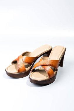 beyaz zemin üzerinde ayakkabı