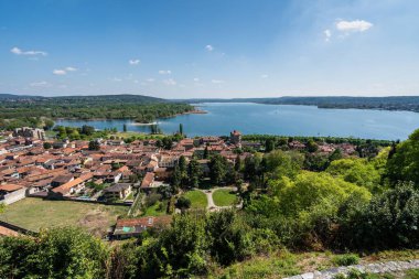 Angera şehrinin hava manzarası binalar ve suyla çevrili.