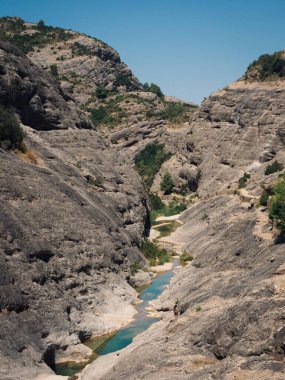Kayalık dağlarla çevrili bir nehrin dikey görüntüsü, Els Limanları, Tarragona, İspanya