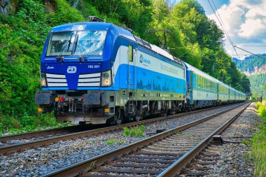 Güneşli bir günde demiryolunda bir Siemens VECTRON