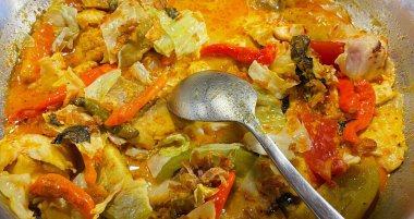 Mangut balıklı geleneksel Endonezya yemeği.