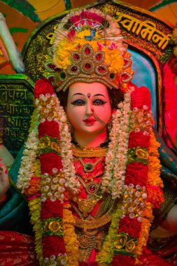 Mumbai 'de Navratri için bir mandalda ibadet edilen Maa Durga' nın güzel bir idolü.