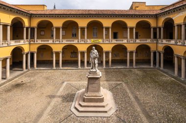 Pavia Üniversitesi 'nin bahçesinde Alessandro Volta, Lombardy, İtalya heykeli