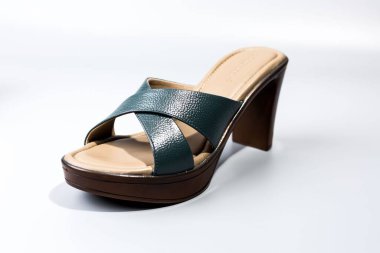 beyaz zemin üzerinde ayakkabı