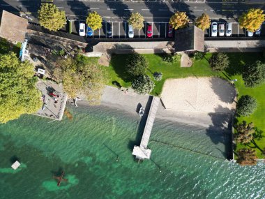 İsviçre 'nin küçük Weggis kasabası Luzern' deki bir liman manzarası.