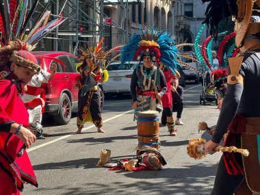 Amerika 'nın 1. Geleneksel Yerli Halk Yürüyüşü sırasında yüzlercesinin yakın çekimi