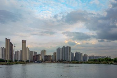 Çin 'deki Hainan Adası' nın güney ucundaki Sanya Kasabası Sabah Şehri.