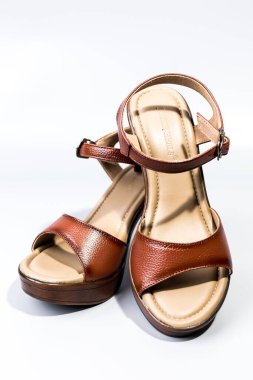 beyaz zemin üzerinde ayakkabı