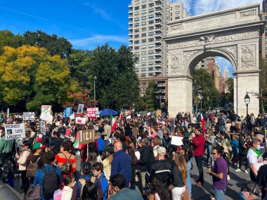 İran halkının temel insan haklarını savunmak için parkta toplanan insanların yakın çekimi.