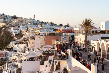 Santorini 'nin ana köyü, Fira, gün batımında. Beyazlatılmış tipik binaları olan Fira, Yunanistan