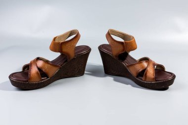 beyaz zemin üzerinde ayakkabı