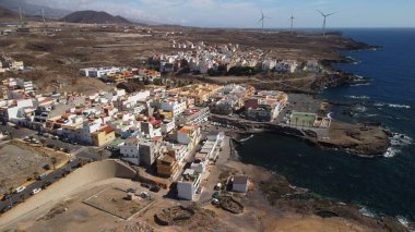 La Jaca şehir ve denizinin arka planında yel değirmenleri, Tenerife, Kanarya Adaları, İspanya