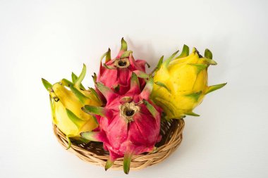 Sepette beyaz arkaplanlı birkaç Pitaya veya Ejderha Meyvesi var.
