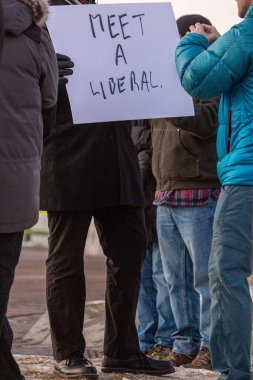 Liberal tabela taşıyan bir protestocunun yakın çekimi